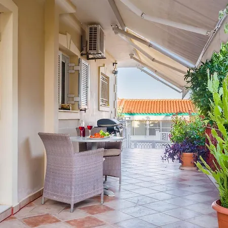 Lucky House Apartment *